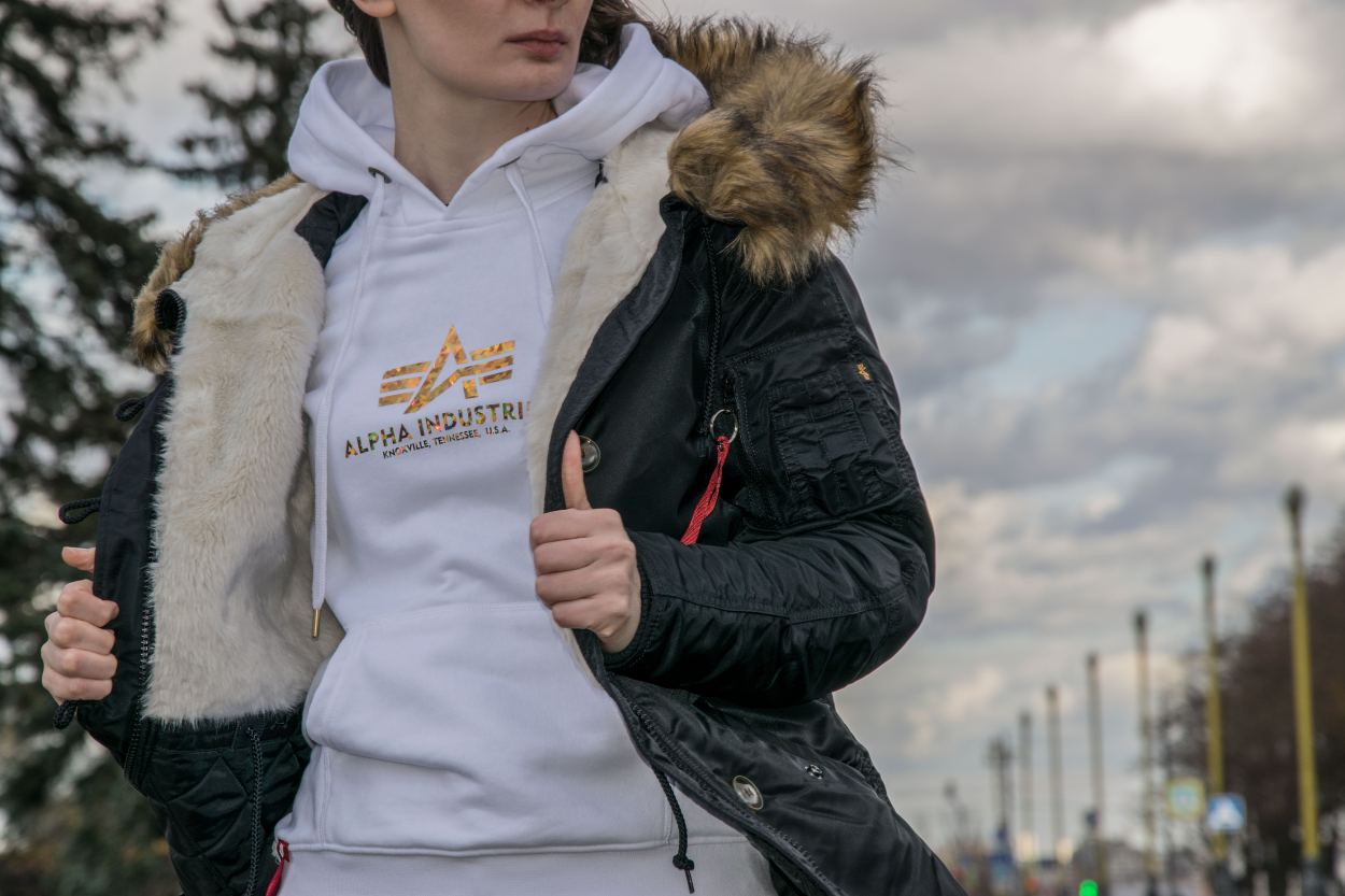 куртка с карманом на рукаве