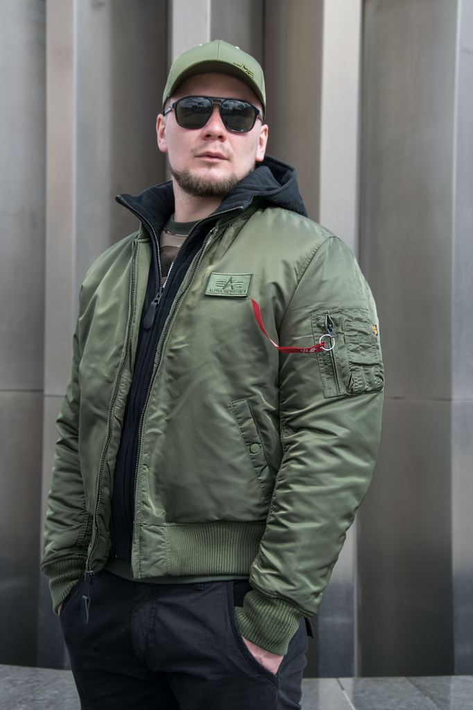 Мужской зелёный бомбер с плотной посадкой по фигуре ALPHA INDUSTRIES D Tec MA 1