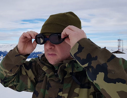Армейские Швейцарские снежные очки нового образца - даже без солнца в горах без них некомфортно.
