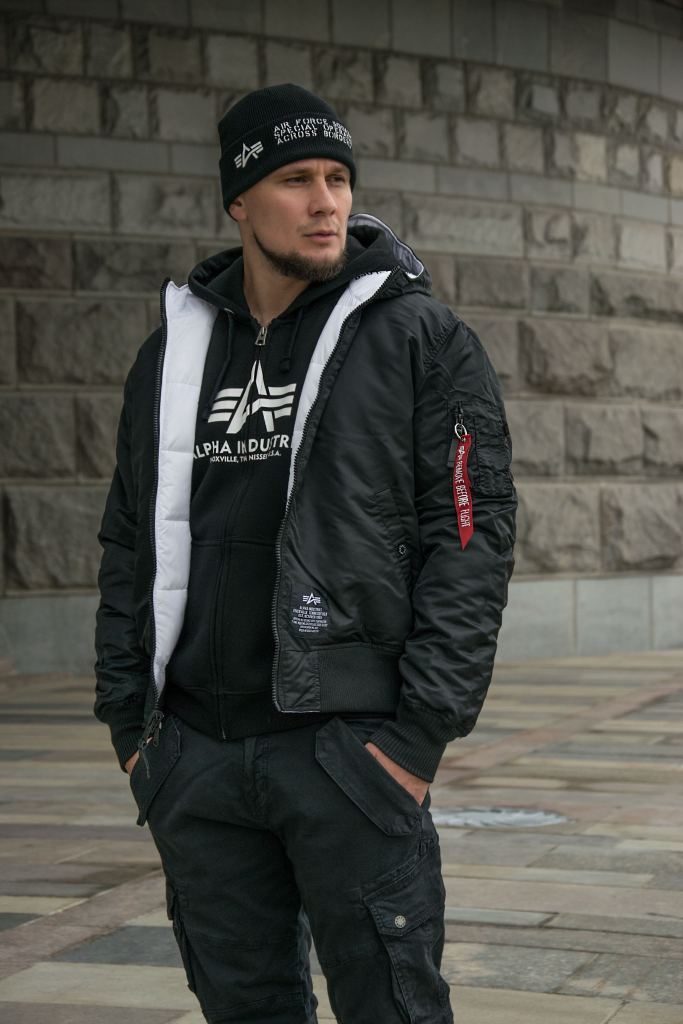 Чёрный мужской утепленный бомбер внутри белый ALPHA INDUSTRIES HOODED PUFFER