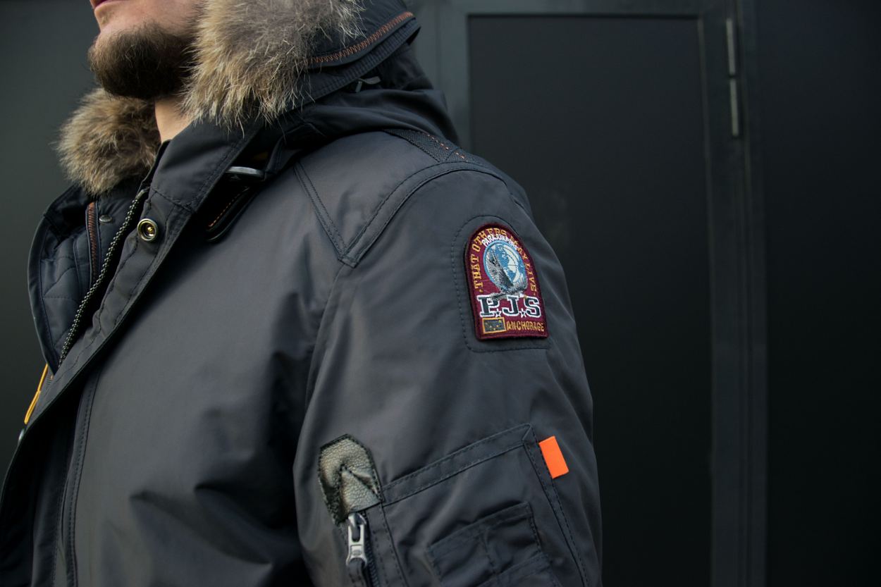 На левом рукаве куртки Танк карман-патронташ для ручек и маленький карман на молнии