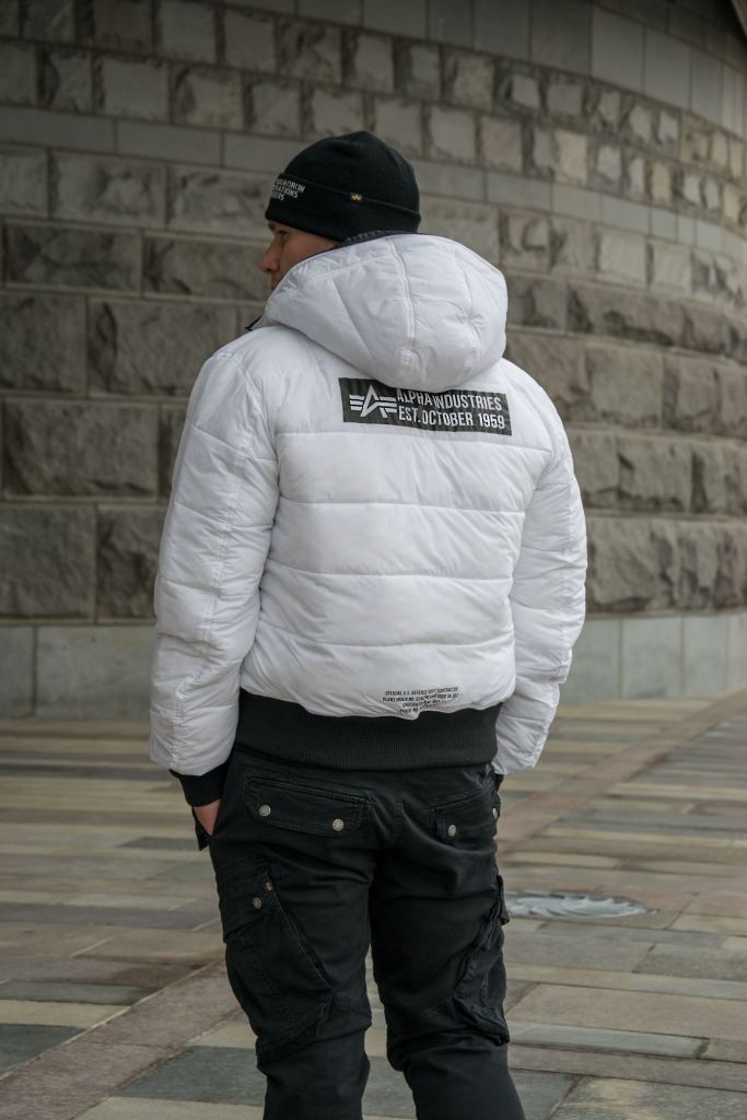 Белая внутренняя стёганая сторона мужской куртки ALPHA INDUSTRIES HOODED PUFFER FD