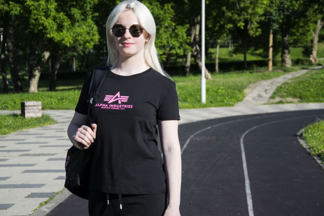 Женская футболка ALPHA INDUSTRIES NEW BASIC T blackneon pink (4).jpg