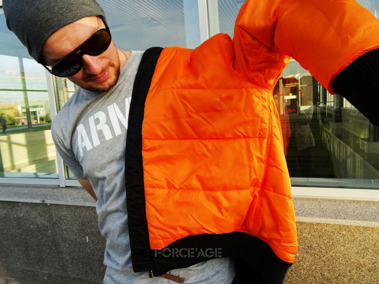 Оранжевая узнаваемая подкладка курток бомберов Альфа Индастриз