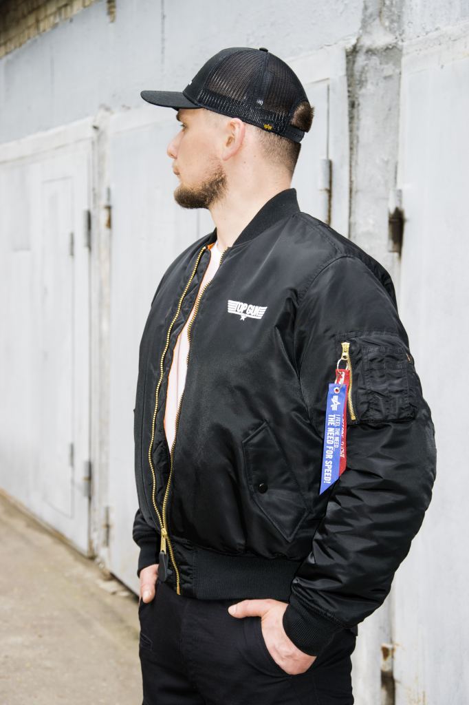 Металлическая золотая молния чёрного бомбера ALPHA INDUSTRIES TOP GUN MA 1