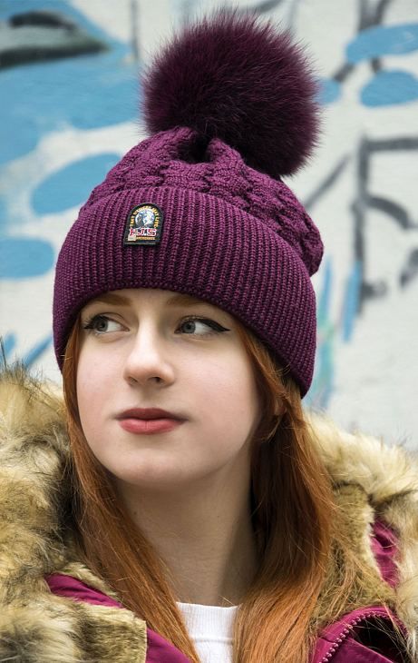 Женская шапка вязаная с помпоном PARAJUMPERS TRICOT HAT FW 19/20 port Женская шапка вязаная с помпоном PARAJUMPERS TRICOT HAT FW 19/20 port